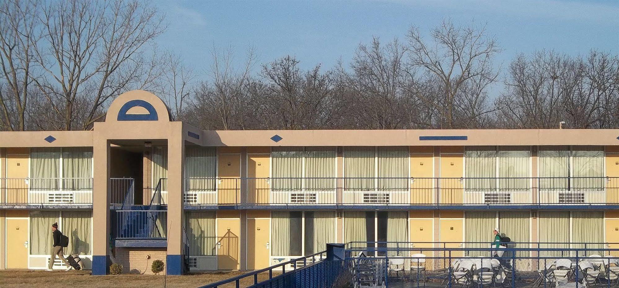 Macomb Inn Extérieur photo