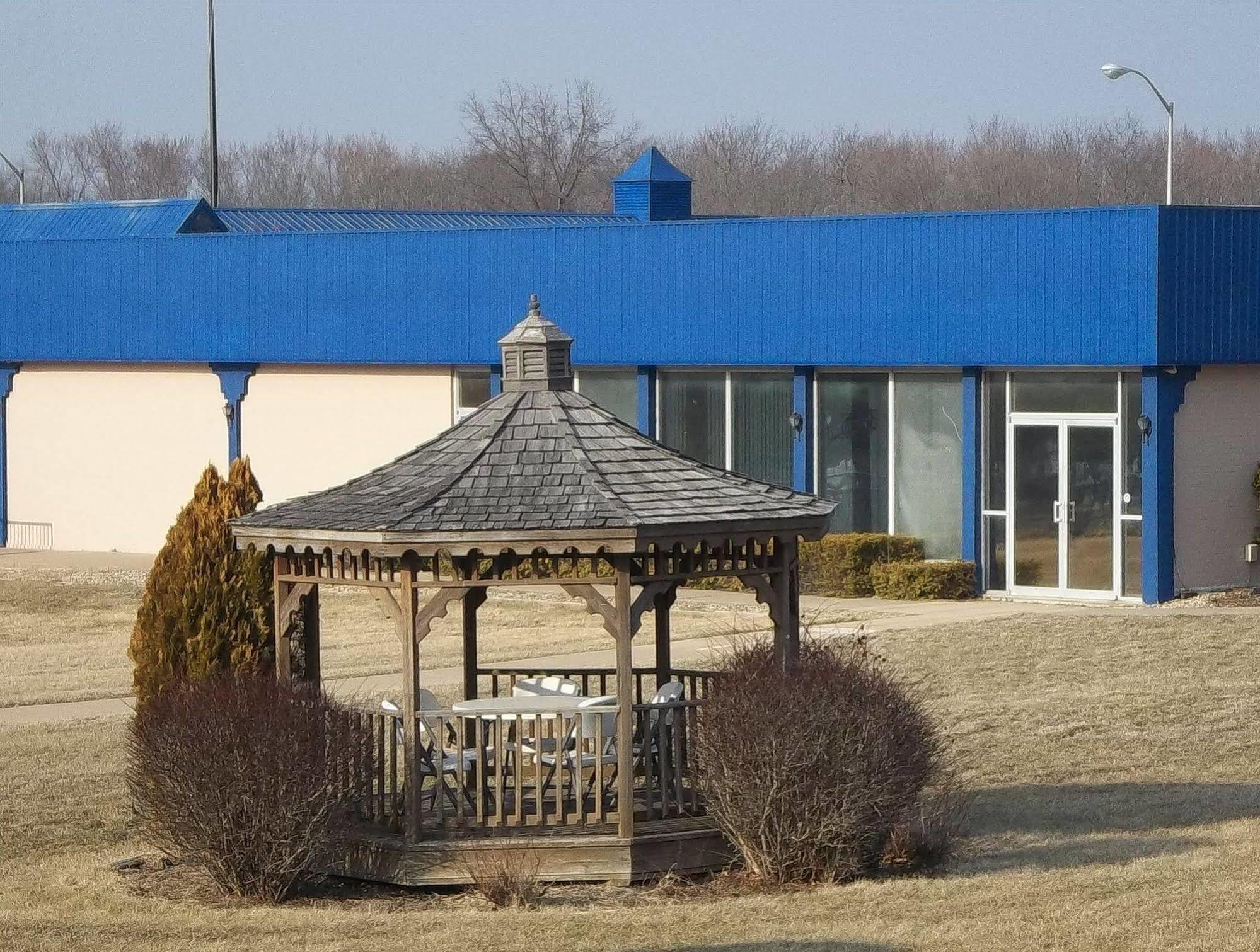 Macomb Inn Extérieur photo