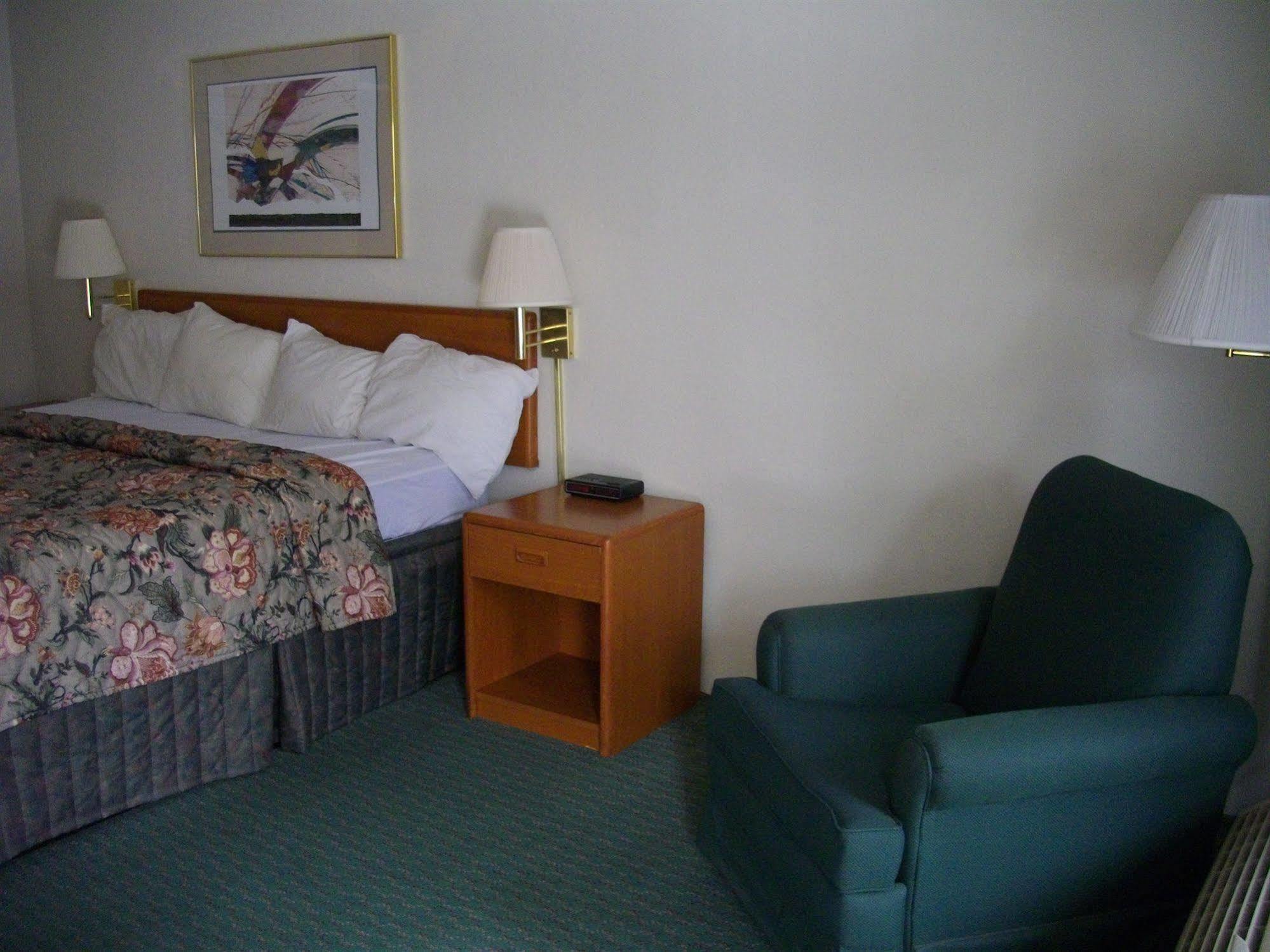 Macomb Inn Extérieur photo