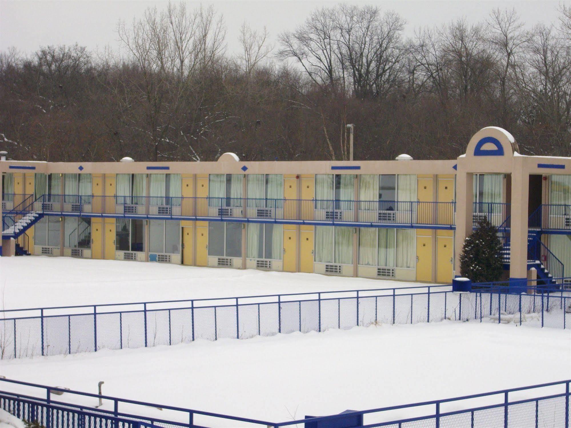 Macomb Inn Extérieur photo