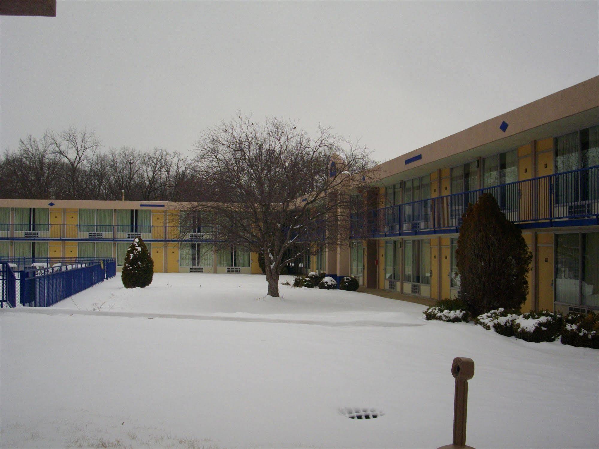 Macomb Inn Extérieur photo